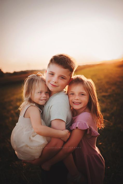 3 Kids Christmas Photoshoot Ideas, Sibling Picture Poses For 3, 3 Kids Picture Poses, Fall Pictures Siblings, 3 Sibling Poses Photography, Family Photos With Three Children, 3 Kid Family Photoshoot, Four Kids Photoshoot, Family Of 5 Photoshoot Poses