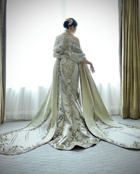 Rusly Tjohnardi (@ruslytjohnardi) • Instagram photos and videos Sangjit Photoshoot, Soft Royal Aesthetic, Rusly Tjohnardi, Sangjit Dress, Asian Style Dress, Royal Aesthetic, Ballroom Dress, Suzhou, Asian Outfits