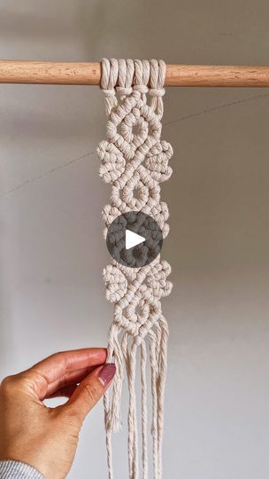 Macrame Tutorial Beginner, Recycle Fabric, Macrame School, Simpul Makrame, Easy Yarn Crafts, Free Macrame Patterns, Knot Pattern, Macrame Plant Hanger Patterns, Boho Crafts Diy