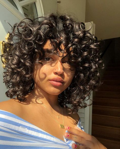 Day 2 curls! light refresh of just water smooth and defuse.  My hair definitely cant get past day 2 without a full refresh anymore, but at… Natural Wigs For Black Women, Short Hair Afro, Afro Curly Wig, Bangs And Glasses, Fluffy Curly Hair, Short Curly Afro, Mama Hair, Curly Wig With Bangs, Curly Afro Hair