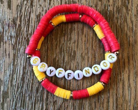 Clay Bead Bracelet Ideas Harry Potter, Harry Potter Clay Beads Bracelet, Harry Potter Beaded Bracelet, Harry Potter Bracelet Ideas, Harry Potter Bracelets, Harry Potter Bracelet, Loom Band Bracelets, Clay Bracelets, Band Bracelets