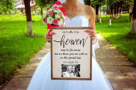 A sweet way to honor a lost loved one at your wedding Memory Table Wedding, Wedding Remembrance, Wedding Display, Weddings By Color, Future Wedding Plans, Wedding Dress Pictures, Wedding Memorial, Wedding Sign, Wedding Programs