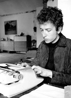 oz.Typewriter: How Many Typewriters Will it Take Till He Knows? Dylan turns 70 Blowin' In The Wind, Joan Baez, Music Magazines, Music Photo, Tom Hanks, Bob Dylan, Classic Rock, American Singers, Typewriter