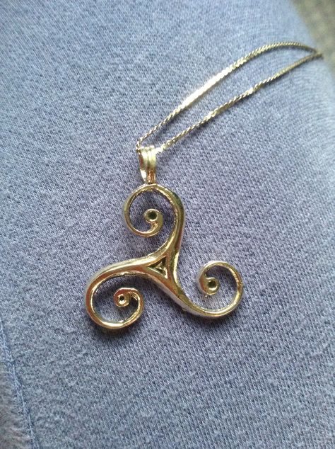 Merlin Druid symbol necklace! <<< It's a Triskelion. The symbol is Celtic and signifies (I think) the balance between taking action and being passive. Merlin Symbol, Druid Jewelry Dnd, Druid Jewelry, Druid Necklace, Red Serpent, Druid Tattoo, Historical Celtic Jewelry, Druid Symbols, Celtic Jewellery Ancient