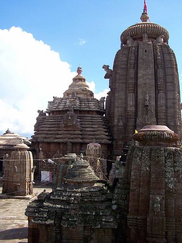 Bhubaneswar. Sri Chaitanya Mahaprabhu and his associates danced in the courtyard of this ancient temple. Lingaraj Temple, Temple India, Indian Temple Architecture, India Architecture, Amazing India, Indian Sculpture, Temple Architecture, Indian Temple, Indian Architecture