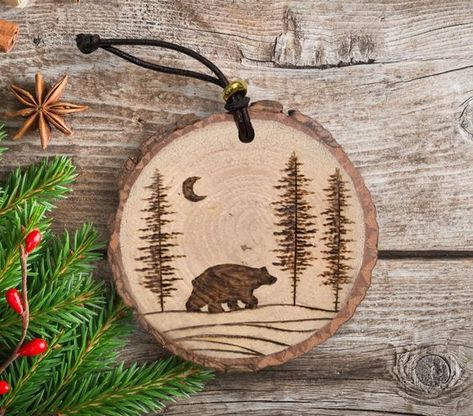 Bear Ornament #woodslicemagic #diyhomedecor #sustainablecrafts #naturalart #woodslicedecor #diygiftideas #Woodworking #WoodworkingTips #WoodworkingProjects #WoodworkingIdeas #WoodCraft #WoodArt #DIYWoodworking #WoodworkingCommunity #HandmadeWoodwork #WoodworkingSkills #WoodworkingLife #WoodworkingInspiration #WoodworkingCrafts #WoodworkingDesign Wood Burner Tool, Wood Burned Gifts, Diy Resin Coasters, Beginner Wood Burning, Wood Slice Decor, Wood Burning Patterns Stencil, Wood Burn Designs, Woodburning Projects, Dremel Wood Carving