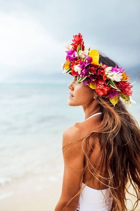 Hawaiian Flower Crown, Hawaii Holiday, Hawaiian Theme, Beach Wedding Photos, Flower Crown Wedding, Hawaiian Wedding, Floral Headpiece, Hawaiian Flowers, Beautiful Picture