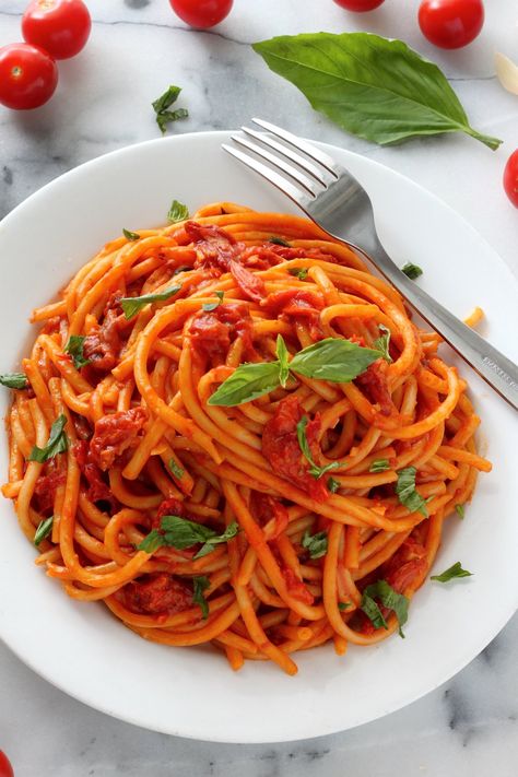 One Pan Tomato Basil Pasta - An Easy Tomato Basil Pasta Recipe Spaghetti With Tomato Sauce, Basil Pasta Recipes, Makanan Italia, Resep Pasta, Tomato Basil Pasta, Basil Pasta, Diner Recept, Tasty Pasta, Deilig Mat