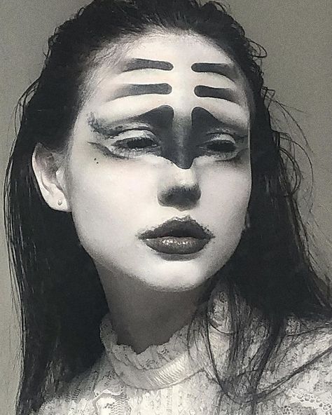 Kunstjournal Inspiration, Drag Make-up, White Makeup, Alternative Makeup, Instagram Direct, Photographie Portrait Inspiration, Edgy Makeup, Goth Makeup, Creative Makeup Looks