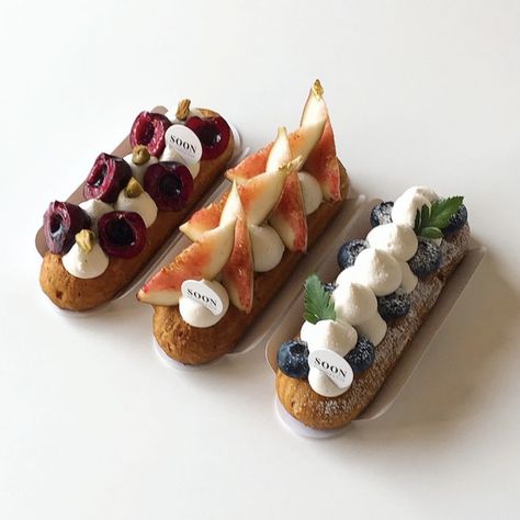 Eclairs Presentation, Cute Eclairs, Eclairs Aesthetic, Cookie Milkshake, Fancy Desserts, Bakery Cafe, Cute Desserts, Eclairs, Dessert Drinks