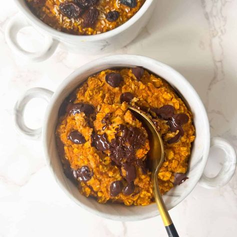 pumpkin baked oats without eggs Feasty Travels, Pumpkin Baked Oats, Pumpkin Spice Oatmeal, Eggless Breakfast, Autumn Breakfast, Fried Goat Cheese, Pumpkin Recipes Healthy, Fall Brunch, Spiced Chocolate