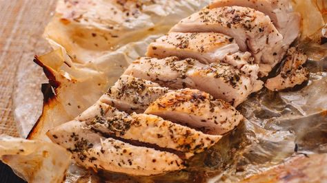 The Parchment Paper Hack That Prevents Chicken Breast From Drying Out Parchment Paper Chicken, Paper Wrapped Chicken, Parchment Paper Recipes, Chicken Breast Oven, Juicy Chicken Breast, Moist Chicken, Poached Chicken, Parchment Paper Baking, How To Cook Fish