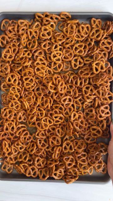 Vanilla Bourbon Pretzels, Sheet Spray, Pretzel Bun, Fun Dip, Homemade Holiday, Egg Free, Chili Powder, Fun Snacks, Snack Time