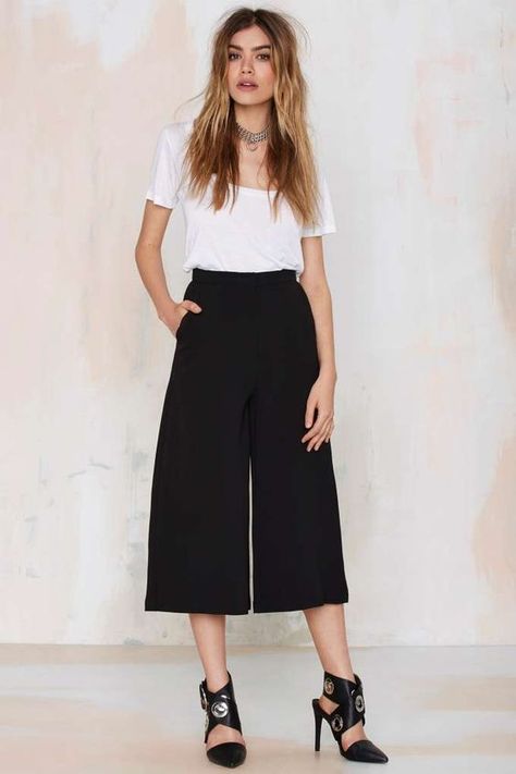 20 Ways to Wear Culottes This Season - Pretty Designs Black Culottes Outfit, Outfit Botines, Culotte Outfit, Botines Outfit, Culottes Outfit, Black Culottes, Culotte Shorts, Beige Blazer, Pretty Designs