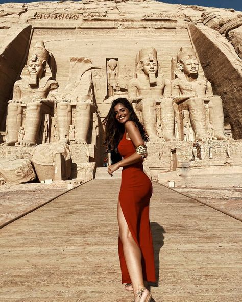 Mariana Cabugueira CS on Instagram: “The World's front row - South Egypt, border with Sudan - - - - #pictureoftheday #egypt🇪🇬 #egypt #piramides #stunningegyptt #unlimitedegypt…” Egypt Outfits, Egypt Aesthetic, Egypt Fashion, New York Attractions, Luxor Egypt, Visit Egypt, Egypt Travel, Foto Casual, Elba