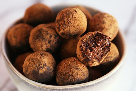 Carob Bliss Balls Carob Recipes, Goop Recipe, Carob Chocolate, Gluten Free Bars, Raw Snacks, Low Acid Recipes, Low Histamine Diet, Carob Powder, Healthy Sweet Snacks