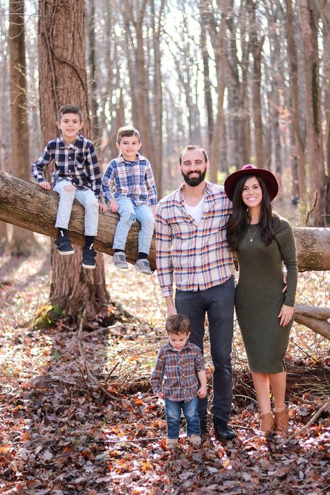 Fall family photo ideas Family Flannel Photoshoot, Fall Family Photos Flannel, Conference Photoshoot, Plaid Family Pictures Outfits, Fall Family Photo Ideas, Fam Photos, Fall Pics, Family Photo Ideas, Fall Family Pictures