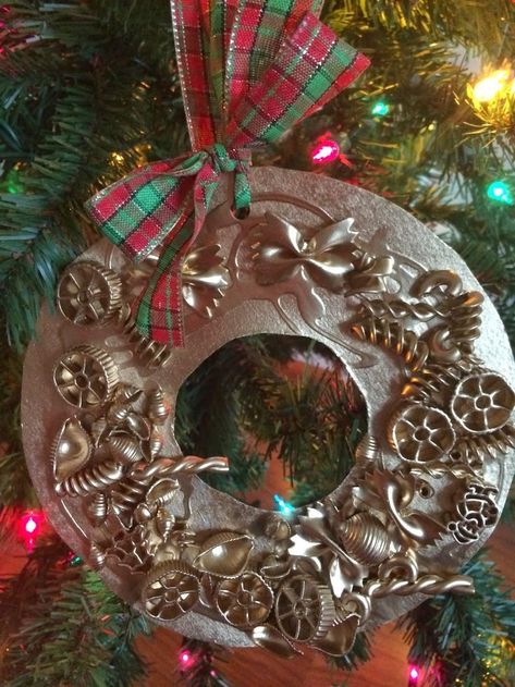 Gold Macaroni Wreath Ornament. Christmas Crafts for Kids || The Chirping Moms Macaroni Wreath Craft, Macaroni Crafts, December Preschool, Dry Pasta, Kindergarten Christmas, Pasta Art, Christmas Crafts For Toddlers, Holiday Program, Wreath Ornament