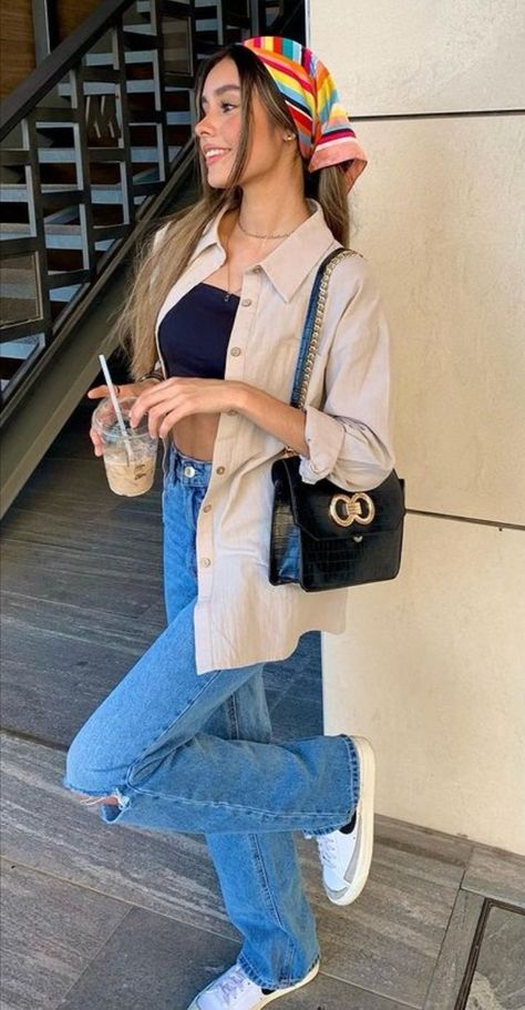 Birthday Looks Outfit Casual Jeans, Outfit Sobrecamisa Beige, Outfits Con Sobrecamisa, Sobrecamisa Mujer Outfit, Medellin Outfit, Outfitters Clothes, Dress And Sneakers Outfit, Outfits Con Jeans, Beige Outfit