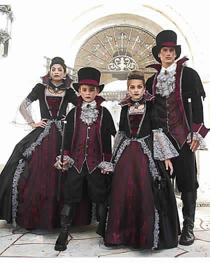 vampires family costumes for halloween Brother Sister Halloween Costumes, Matching Family Halloween Costumes, Sister Halloween Costumes, Kostuum Halloween, Halloween Costumes For Family, Vampire Halloween Costume, Vampire Costumes, Vampire Clothes, Matching Costumes