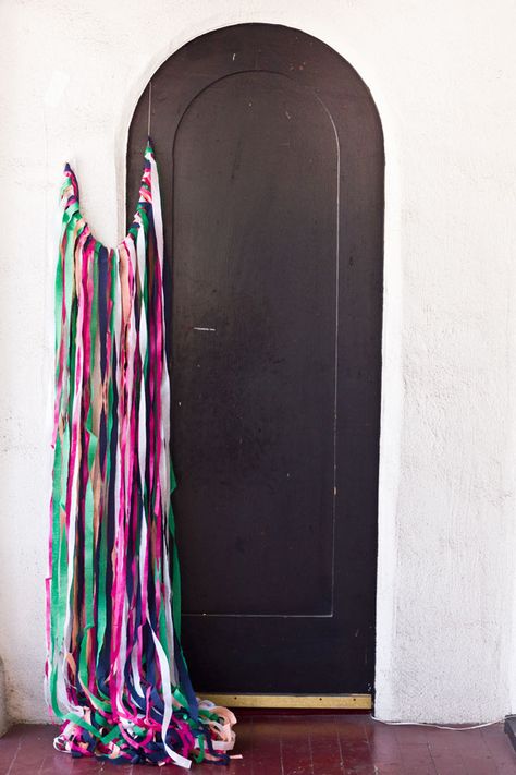 such a fun idea! DIY Surprise Streamer Door for Birthdays Birthday Door Decorations, Birthday Balloon Surprise, Group Halloween Costume Ideas, Birthday Streamers, Birthday Door, Birthday Morning, Airplane Birthday Party, Studio Diy, Elf Ideas