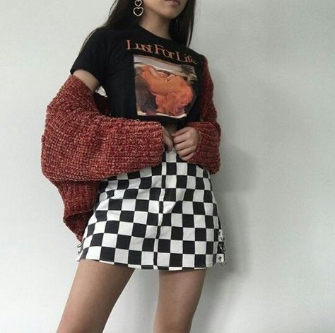 Checkered Skirt Outfit, Vestiti Edgy, Look Grunge, Goth Outfit, Mode Grunge, Sweater Outfits Fall, Checkered Skirt, Fashion Week 2018, Moda Paris