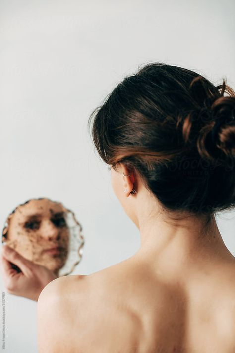 Looking At Mirror Aesthetic, Woman From Behind Photography, Woman Looking In The Mirror Drawing, Round Light Photoshoot, Holding Mirror Pose, Woman Mirror Photography, Holding Mirror Reference, Woman Holding Mirror, Person Looking In Mirror Reference