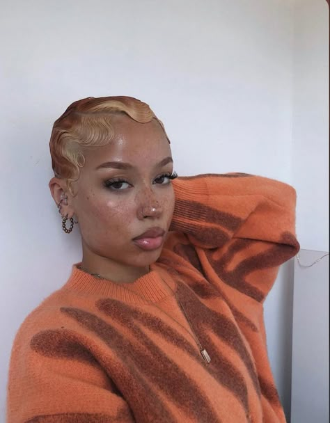 Split Dye Hair Ideas, Dye Hair Ideas, Ladies Short Hair, Split Dye Hair, Finger Waves Short Hair, Twist Hairstyle, Split Dye, Haircuts For Ladies, Split Dyed Hair