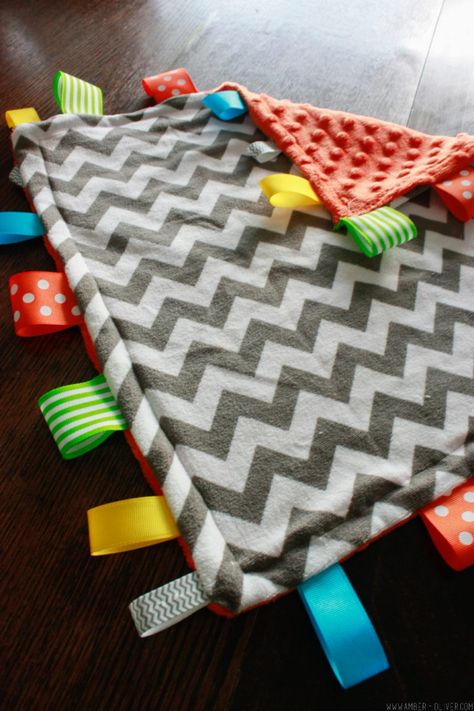 Tag Blankets For Babies, Diy Tag, Baby Diy Sewing, Taggie Blanket, Crochet Bobble, Diy Baby Blanket, Baby Diy Projects, Tag Blanket, Baby Toys Diy