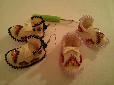 Cute Moccasin Earrings, Beading Stitches, American Indian Crafts, Indian Beadwork, Native American Beadwork Patterns, Beautiful Beaded Earring, Beaded Moccasins, Custom Keychains, Custom Lanyards