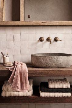 Earthy Bathroom, Bad Inspiration, Bathroom Inspiration Decor, Tile Designs, Stylish Bathroom, Bathroom Renos, Rustic Bathroom, Bathroom Inspo, Painting Bathroom