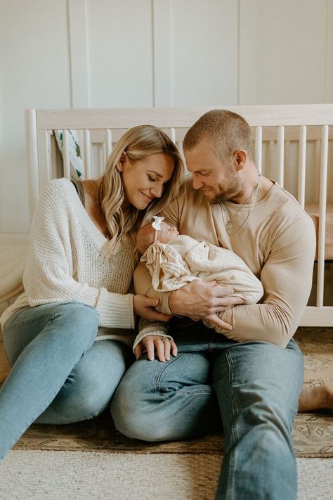 Photoshoot Ideas Newborn In Home Session, Newborn Family Pictures, In Home Newborn Session, Lifestyle Newborn Photos, Baby Park, Baby Pictures Newborn, Newborn Family Photos, Toddler Photos, Newborn Baby Photoshoot