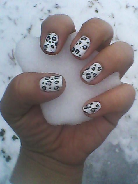 Snow Lepord Tattoo, Snow Leopard Nails, Painting With Nail Polish, Snow Leopard Nail Art, Snow Leopard Pattern, Snow Leopard Acrylic Painting, Leopard Nail Art, Aesthetic Snow Leopard, Silver Glitter Nails