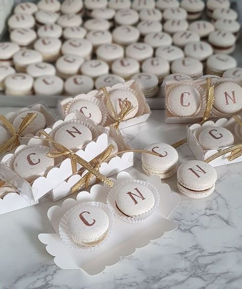 Engagement Macarons, Engagement Souvenir, Macaroon Favors, Macaroons Wedding, Macaron Ideas, Debut Cake, Wedding Macarons, Candy Bar Wedding, Engagement Decorations