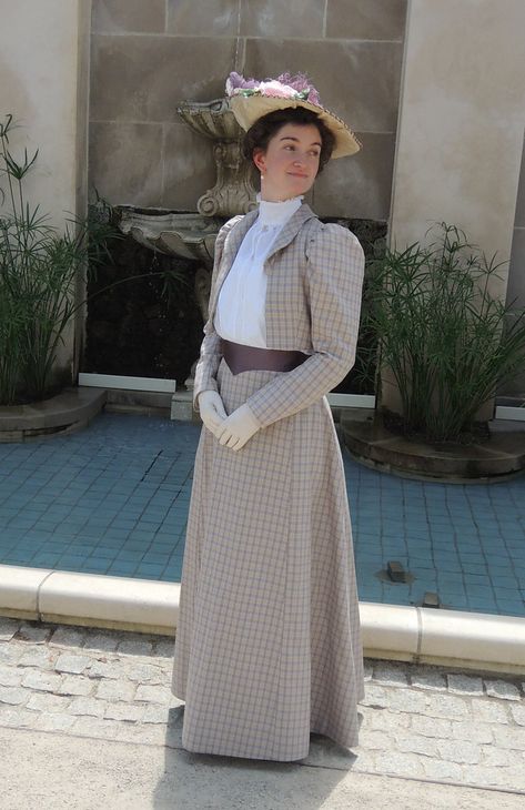 Late Victorian Women In Victorian Dress, Late Victorian Era Fashion, Late 19th Century Fashion Woman, Late Victorian Dress, 19 Century Fashion Woman, Victorian Era Dresses Simple, Victorian Costume Women, Librarian Character, Victorian Era Outfits