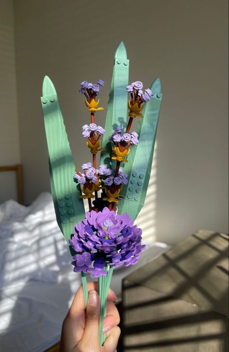 Lego Flower Arrangement, Purple Lego Flowers, Lego Bouquet, Lego Aesthetic, Lego Flower Bouquet, Fall Apartment Decor, Lego Flowers, Mini Bricks, Lego Decorations