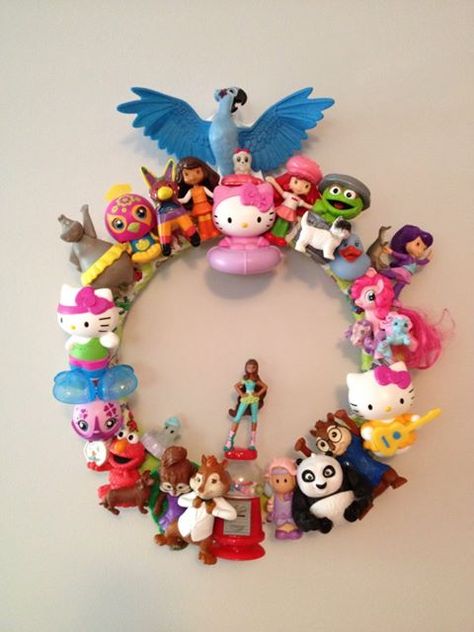 Toy Wreath, Upcycled Toys, Upcycle Toys, Recycled Art Projects, Toys Art, Hand Crafts For Kids, Happy Meal Toys, Plastic Crafts, Recycled Art