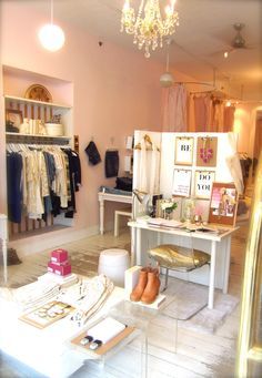 Have a small table for folded merchandise, purses, wallets, hats, etc. (We would only put 1-2 of each item out) Small Boutique Interior, Fitting Rooms, Fashion Design Inspiration, White Boutique, Boutique Display, Boutique Ideas, Interior Vintage, Boutique Interior Design, Boutique Decor