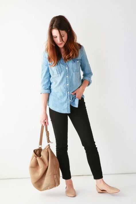 black denim, a chambray shirt and tan flats and a bag Nude Shoes Outfit, Chambray Shirt Outfits, Denim Shirt Outfit, Casual Denim Shirt, Paris Mode, Pink Eyes, Chambray Shirt, Love Cute, Trendy Tshirts