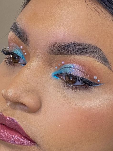 Makeup Makeup For Music Festivals, Festival Makeup Blue, Simple Blue Makeup Looks, Make Up Azul, Makeup Celeste, Makeup Bleu, Makeup Primavera, Blue And White Makeup, Outfit Celeste