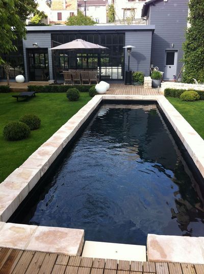 Petite piscine : 11 photos de piscines de moins de 30m2 - CôtéMaison.fr Black Bottom Pools, Small Inground Pool, Moderne Pools, Small Swimming Pools, Small Pool Design, Modern Pools, Small Pools, Dream Pools, Casa Exterior