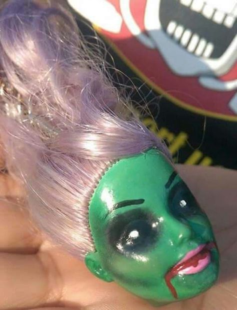 Barbie Repurpose, Zombie Barbie, Weird Barbie, Creepy Doll Halloween, Soda Tab Crafts, Barbie Head, Creepy Baby Dolls, Barbie Crafts, Zombie Head