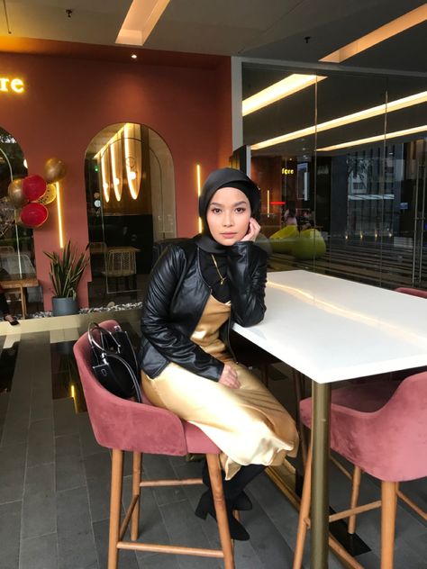 Black Gold Outfit Hijab, Satin Dress Leather Jacket, Style Satin Dress, Dress With Blazer Outfit, Dress With Hijab, Dress Leather Jacket, Winter Skirt Fashion, Hijab Black, Gold Satin Dress