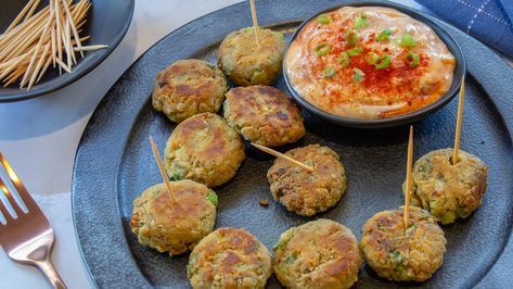 Mini sardine fish cakes with chipotle tomato mayonnaise Recipes Comfort Foods, Sup Ikan, Sardine Fish, Chipotle Mayonnaise, Fish Cakes Recipe, Egg Mayonnaise, Low Fat Diet, Fish Cakes, Chipotle Sauce