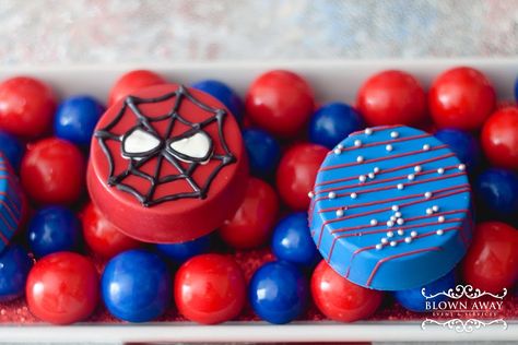 Julian's Spidey Party | CatchMyParty.com Spiderman Chocolate Covered Oreos, Spidey And His Amazing Friends Birthday Cake Pops, Spider Man Oreos, Spider Man Chocolate Covered Oreos, Spiderman Cakesicles, Spider Man Treats, Spiderman Cakepops, Spiderman Birthday Theme, Spiderman Birthday Party Ideas