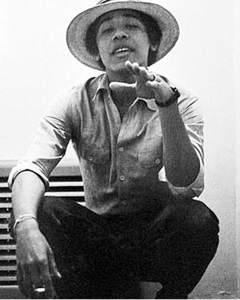 Now in my younger days I used to sport a shag........when I went to school I carried lunch in a bag..... Happy Birthday @barackobama #potus  #Koilsbynature #kbnbeauty #kbnlove #kbnapproved #kbnatural #veteranowned #vegan #crueltyfree #kbnfamily Young Obama, Obama Portrait, Yvonne De Carlo, Photo Star, Bloc Party, Obama Family, Black Presidents, Barack And Michelle, We Are The World