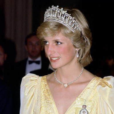 Prinz George, Lovers Knot Tiara, Princesa Real, Princess Diana Fashion, Princess Diana Family, Princes Diana, Diana Fashion, Elisabeth Ii, Lady Diana Spencer