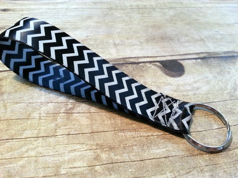 easy 15 minute key wristlet Homemade Lanyard, Lanyard Diy, Key Wristlet, Diy Lanyard, Homemade Home Decor, Fabric Lanyard, Create And Craft, Fun Craft, Sewing Projects For Beginners