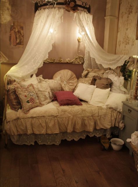 Whimsigoth Bedroom, Pretty Room, Dreamy Room, Dream Room Inspiration, Room Makeover Inspiration, Cute Room Decor, Cozy Room, Room Inspiration Bedroom, Room Ideas Bedroom