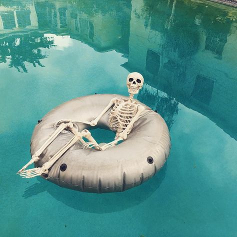 Skeleton In Pool Float, Halloween Pool Decorations, Halloween Pool Party, Tropical Halloween, Halloween Piñatas, Summerween Party, Spooky Island, Halloween Beach, Beach Halloween